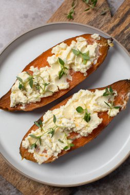 Krem peynirli fırında patates ve taze otlar. Sağlıklı ve vejetaryen yemeği kavramı. Cumara.