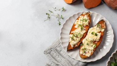 Krem peynirli fırında patates ve taze otlar. Sağlıklı ve vejetaryen yemeği kavramı. Cumara. Boşluğu kopyala