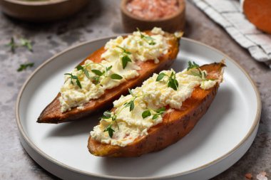 Pişmiş tatlı patates, ricotta ve taze otlar. Sağlıklı ve vejetaryen yemekleri. Yer elması kavramı, kumara