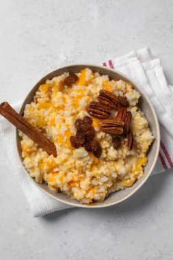Balkabağı ve tarçınlı pirinç darı lapası. Kahvaltı konsepti.