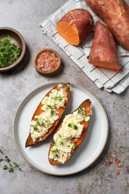 Krem peynirli fırında patates ve taze otlar. Sağlıklı ve vejetaryen yemeği kavramı. Cumara.