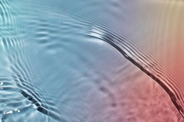 Tasarım için güneş ışığı altında suyun soyut renkli arkaplanı. Üst manzara, düz uzanma.