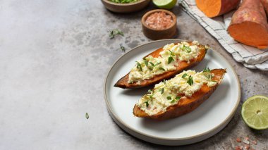 Pişmiş tatlı patates, ricotta ve taze otlar. Sağlıklı ve vejetaryen yemekleri. Yer elması kavramı, kumara. Boşluğu kopyala