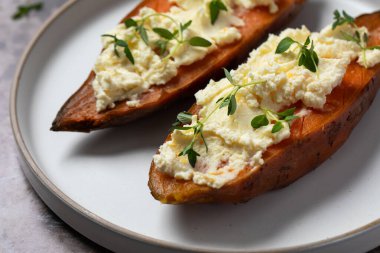 Pişmiş tatlı patates, ricotta ve taze otlar. Sağlıklı ve vejetaryen yemekleri. Yer elması kavramı, kumara