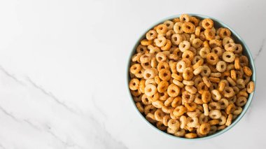 Bir kase gevrek ve süt. Sağlıklı kahvaltı kavramı. Boşluğu kopyala