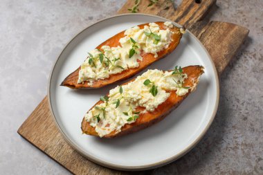 Pişmiş tatlı patates, ricotta ve taze otlar. Sağlıklı ve vejetaryen yemekleri. Yer elması kavramı, kumara