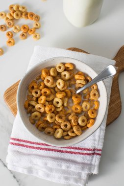 Bir kase gevrek ve süt. Sağlıklı kahvaltı kavramı.