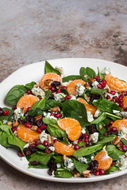 Taze ıspanak, mandalina, nar ve çam fıstığından oluşan iştah açıcı bir salata. Üst görünüm