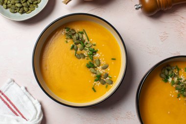 Sıcak konfor için çekirdek ve soğanla süslenmiş lezzetli sonbahar balkabağı çorbası. Sonbahar menüsü konsepti. Kolay vejetaryen tarifleri, ezilmiş çorba..