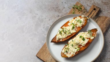 Pişmiş tatlı patates, ricotta ve taze otlar. Sağlıklı ve vejetaryen yemekleri. Yer elması kavramı, kumara. Boşluğu kopyala