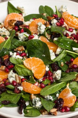 Taze ıspanak, mandalina, nar ve çam fıstığından oluşan iştah açıcı bir salata. Üst görünüm