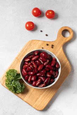 Sebze proteini zengini vejetaryen yiyecekler için tahta tahtada kasede konserve kırmızı fasulye. Vejetaryen ve sağlıklı gıda konsepti.