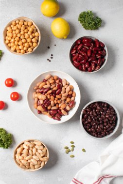 Sağlıklı beslenme kavramları için farklı konserve fasulye türleri. Vejetaryen gıda ve bitki proteini konsepti.