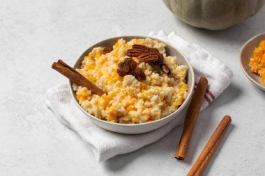 Balkabağı ve tarçınlı pirinç darı lapası. Kahvaltı konsepti.
