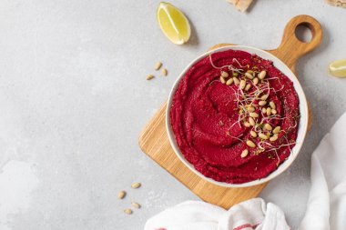 En iyi pancar humusu. Sağlıklı ve vejetaryen atıştırmalık konsepti. Vejetaryen kavramı. Boşluğu kopyala