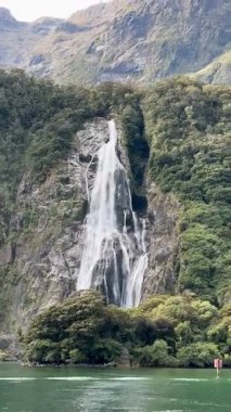Sudan gelen şelalenin resimli görüntüsü. Milford Sound, Fiordland Ulusal Parkı, Güney Adası, Yeni Zelanda 'da tekne gezisi..