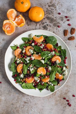 Taze ıspanak, mandalina, nar ve çam fıstığından oluşan iştah açıcı bir salata. Üst görünüm