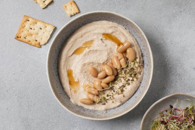 Atıştırmalık sağlıklı fasulye humusu. Sağlıklı beslenme. Vejetaryen atıştırmalığı.