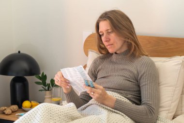 Sağlık ve sağlık için yatakta tıp eğitimi alan bir kadın. Tıp kavramı