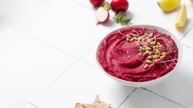 En iyi pancar humusu. Sağlıklı ve vejetaryen atıştırmalık konsepti. Vejetaryen kavramı. Boşluğu kopyala