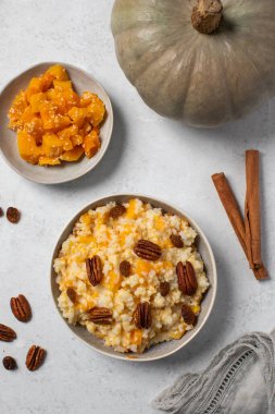 Balkabağı ve tarçınlı pirinç darı lapası. Kahvaltı konsepti.