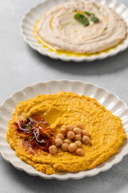 Atıştırmak için sağlıklı beyaz fasulye ve balkabağı humusu. Farklı türde humus. Vejetaryen atıştırmalığı.
