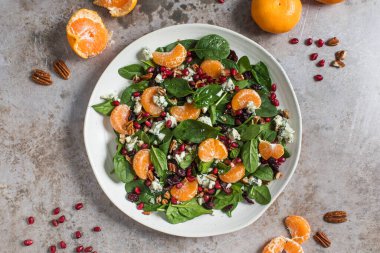 Taze ıspanak, mandalina, nar ve çam fıstığından oluşan iştah açıcı bir salata. Üst görünüm
