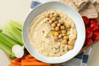 Pide, kereviz ve havuçlu taze humus. Nohut yemekleri, vejetaryen yemekleri. Sağlıklı yemek.