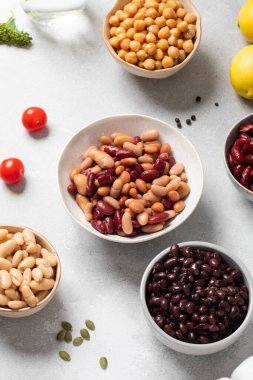 Sağlıklı beslenme kavramları için farklı konserve fasulye türleri. Vejetaryen gıda ve bitki proteini konsepti.