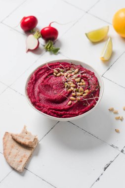 En iyi pancar humusu. Sağlıklı ve vejetaryen atıştırmalık konsepti. Vejetaryen kavramı 