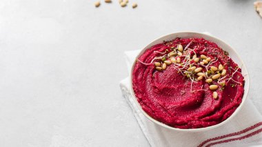 En iyi pancar humusu. Sağlıklı ve vejetaryen atıştırmalık konsepti. Vejetaryen kavramı. Boşluğu kopyala