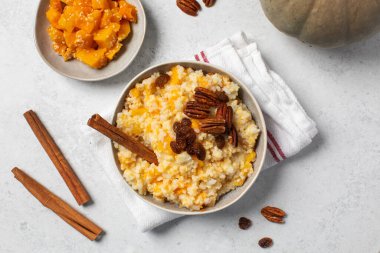 Balkabağı ve tarçınlı pirinç darı lapası. Kahvaltı konsepti.