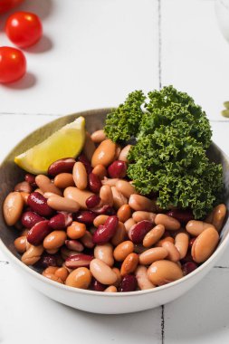  Sağlıklı beslenme kavramları için konserve fasulye salatası, limon ve sebze tabağı. Vejetaryen gıda ve bitki proteini konsepti.