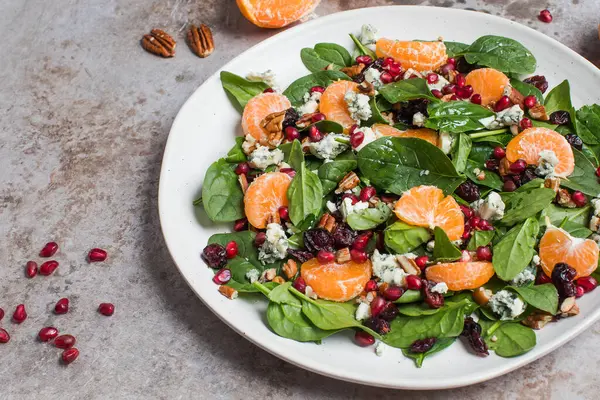 Taze ıspanak, mandalina, nar ve çam fıstığından oluşan iştah açıcı bir salata. Üst görünüm