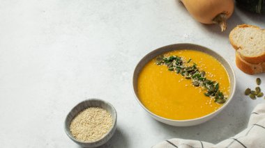 Kabak çekirdeği ve susamlı kremalı kabak çorbası. Balkabağı çorbası, vejetaryen yemeği. Boşluğu kopyala