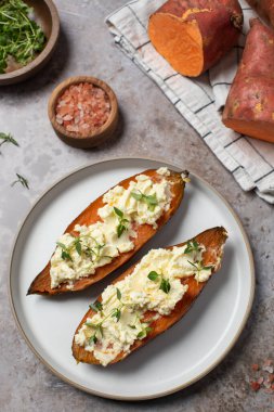 Pişmiş tatlı patates, ricotta ve taze otlar. Sağlıklı ve vejetaryen yemekleri. Yer elması kavramı, kumara