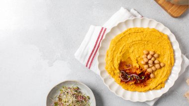 Atıştırmalık nohutlu sağlıklı balkabağı humusu. Sağlıklı yiyecekler. Vejetaryen atıştırmalık konsepti. Boşluğu kopyala