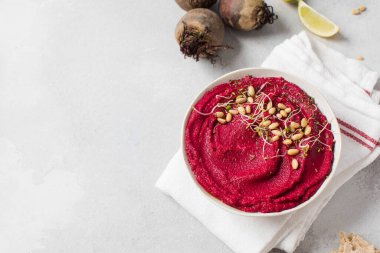 En iyi pancar humusu. Sağlıklı ve vejetaryen atıştırmalık konsepti. Vejetaryen kavramı. Boşluğu kopyala