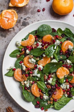 Taze ıspanak, mandalina, nar ve çam fıstığından oluşan iştah açıcı bir salata. Üst görünüm