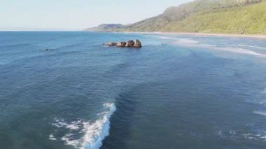 Engebeli kıyı şeridi ve okyanus dalgalarının havadan keşfi. Seyahat ve doğa kavramı