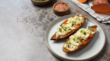 Krem peynirli fırında patates ve taze otlar. Sağlıklı ve vejetaryen yemeği kavramı. Cumara. Boşluğu kopyala