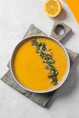 Kabak çorbası püresi, balkabağı ve susam tohumlu tabak. Sonbahar menüsü konsepti. Kolay vejetaryen tarifleri, ezilmiş çorba..