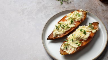 Krem peynirli fırında patates ve taze otlar. Sağlıklı ve vejetaryen yemeği kavramı. Cumara. Boşluğu kopyala