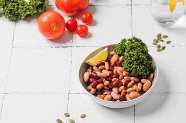  Sağlıklı beslenme kavramları için konserve fasulye salatası, limon ve sebze tabağı. Vejetaryen gıda ve bitki proteini konsepti.