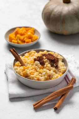 Balkabağı ve tarçınlı pirinç darı lapası. Kahvaltı konsepti.