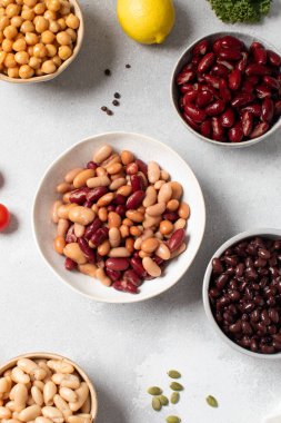 Sağlıklı beslenme kavramları için farklı konserve fasulye türleri. Vejetaryen gıda ve bitki proteini konsepti.