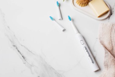 Ultrasonik beyaz diş fırçası, arka planda yeri doldurulabilir başlıklar. Diş sağlığı için elektrikli diş fırçası. Ağız ve diş sağlığı kavramı