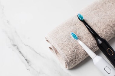 Yakından jel diş macunlu mavi tüylü beyaz ve siyah diş fırçaları. Ağız temizliği kavramı. Boşluğu kopyala