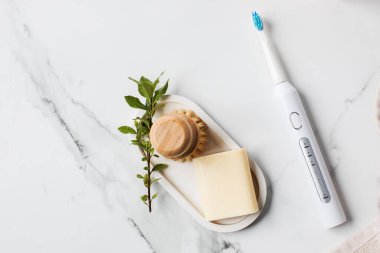 Hafif arka planda ultrasonik beyaz diş fırçası. Diş sağlığı için elektrikli diş fırçası. Ağız ve diş sağlığı kavramı