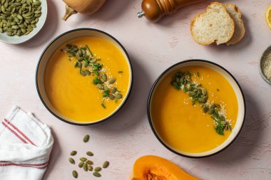 Kabak çorbası püresi, balkabağı ve susam tohumlu tabaklar. Sonbahar menüsü konsepti. Kolay vejetaryen tarifleri, ezilmiş çorba..